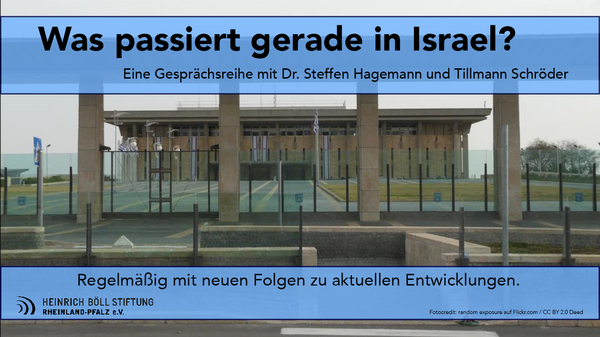 Das Bild zeigt die Knesset mit der Aufschrift: "Was passiert gerade in Israel: Eine Gesprächsreihe mit Dr. Steffen Hagemann und Tillmann Schröder