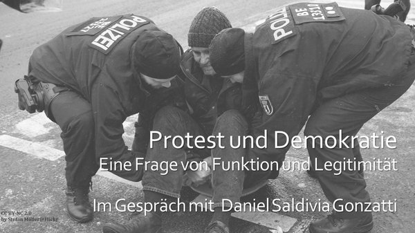 Thumbnail zeigt Person die auf der Straße sitzt und von Polizisten wegetragen wird. Caption: Protest und Demokratie eine Frage von Funktion und Legitimität