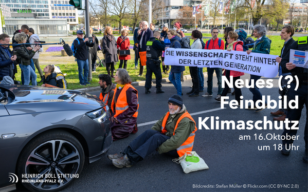 Das Bild zeigt eine Gruppe von Klimaaktivist*innen, die ein Auto blockieren. Das Bild trägt die Inschrift: Neues (?) Feindbild Klimaschutz, am 16.10. um 18 Uhr 